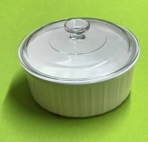 Corningware `French White` lidded F-1-B 2.5 liter USA app. D22 X H13 high