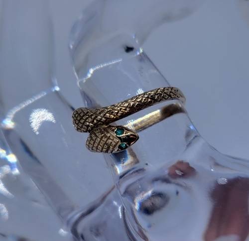 9ct Yellow gold snake ring with diamond and emerald eyes