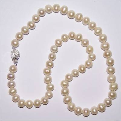 Pearl necklace with .925 silver flower clasp
