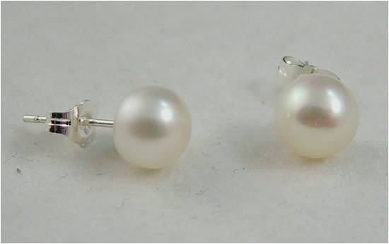 Pearl stud earring