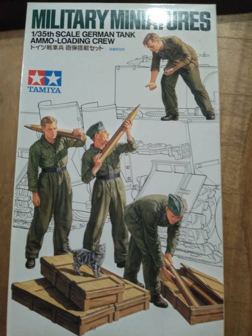 WW 2 TIGER 1 HEAVY TANK 1/35 and soldiers