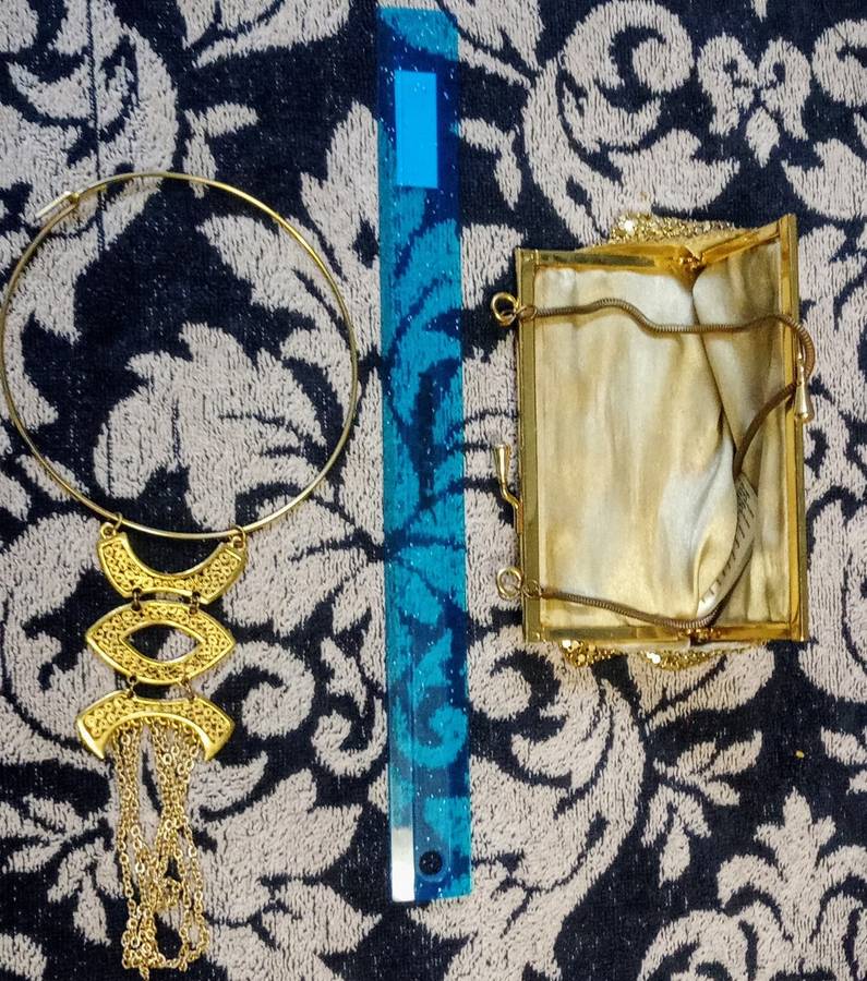 Beautiful Golden Colour Neck Choker with Golden Colour Clutch Bag (Chain Rusted)