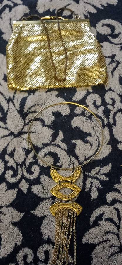 Beautiful Golden Colour Neck Choker with Golden Colour Clutch Bag (Chain Rusted)