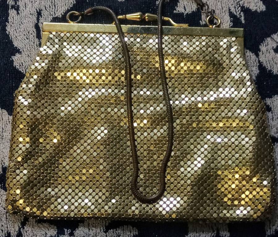 Beautiful Golden Colour Neck Choker with Golden Colour Clutch Bag (Chain Rusted)
