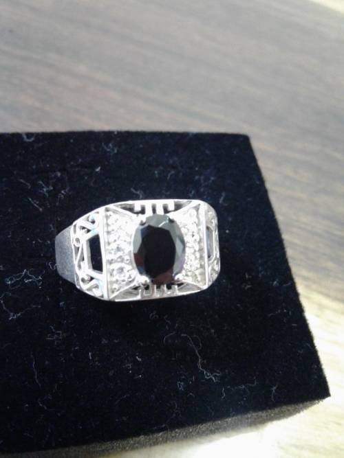A VINTAGE STERLING SILVER RING WITH ONYX