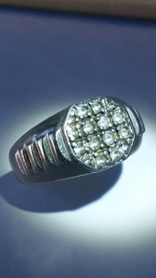 A VINTAGE STERLING SILVER RING SET WITH BEAUTIFUL GEM.