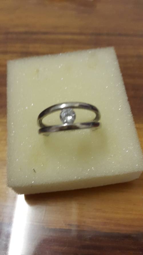 A STUNNING ANTIQUE STERLING SILVER RING WITH GEMS.