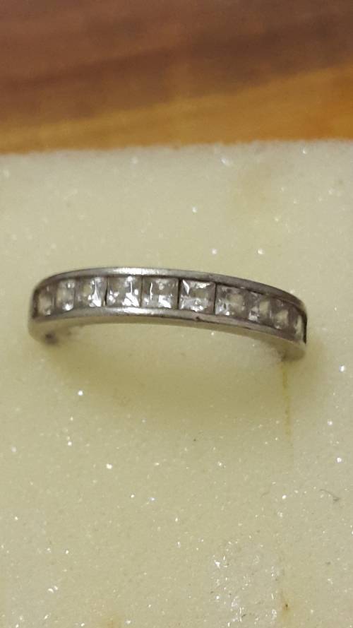 A STUNNING ANTIQUE STERLING SILVER RING WITH GEMS.