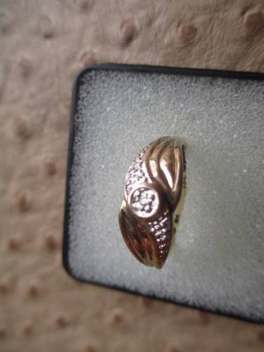 BEAUTIFUL DIAMOND RING IN SOLID GOLD