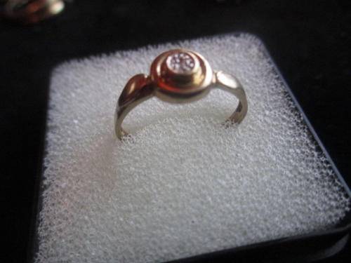 BEAUTIFUL DIAMOND RING IN SOLID GOLD