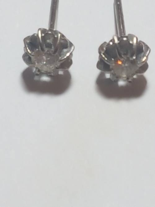 Diamond earings in solid 9 ct gold. Please read description