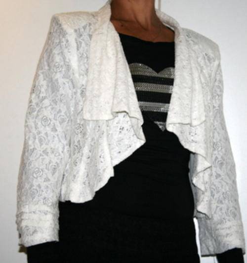 !!SALE!!  Free2bU Cream Broderie Anglaise 3/4 sleeved  Bolero jacket size 8 (bust 82cm)