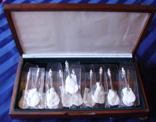 BOXED SET OF 13 SILVER APOSTLE SPOONS - 470G