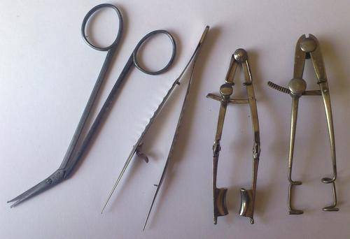 VINTAGE SURGICAL INSTRUMENTS - POSTAGE R40