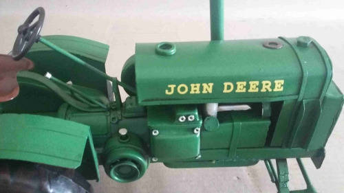 John Deere metal model tractor 1/16 scale