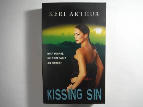 Kissing Sin- Keri Arthur (PAPERBACK)