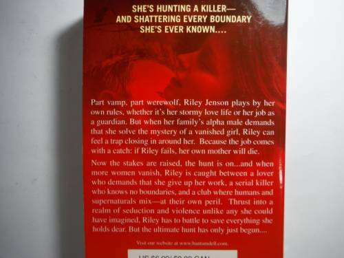 Embraced By Darkness- Keri Arthur(PAPERBACK)