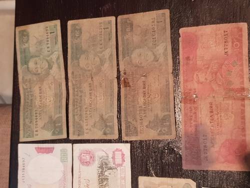 Collection of 33 Circulated banknotes from around the world