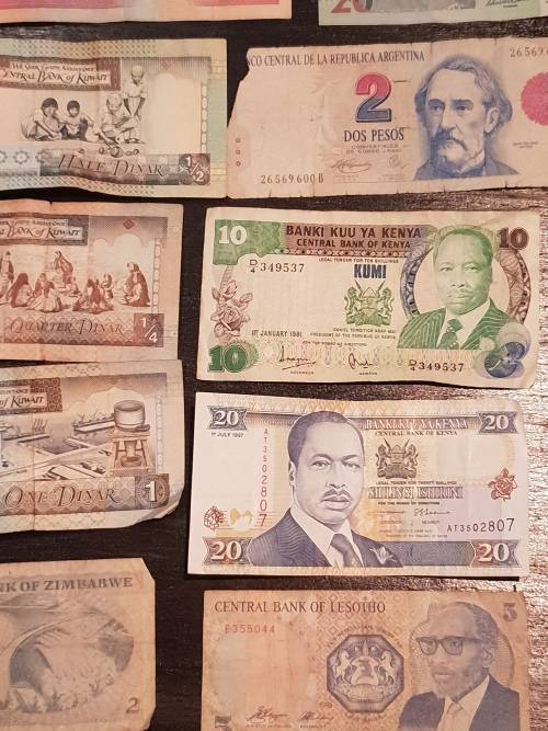 Collection of 33 Circulated banknotes from around the world