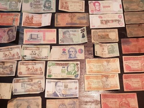 Collection of 33 Circulated banknotes from around the world