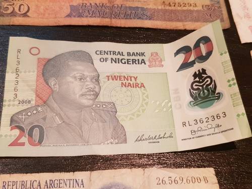 Collection of 33 Circulated banknotes from around the world