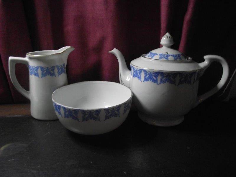 STUNNING PORCELAIN TRIO BLUE AND WHITE