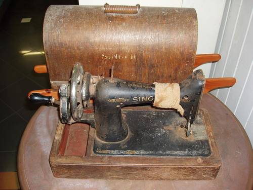 ANTIQUE SINGER SEWING MACHINE AND ORIGINAL COVER