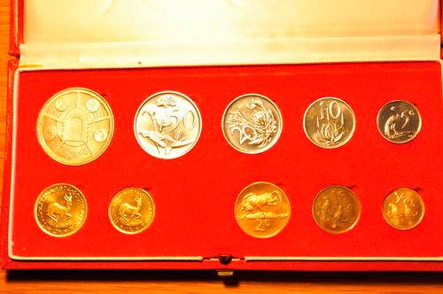 1974 LONG PROOF SET 22 CT GOLD NEW CONDITION BEAUTIFULL