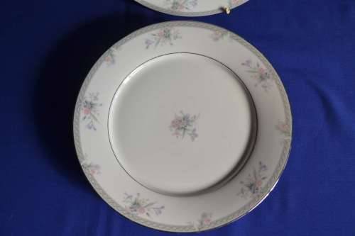 Noritaki Legendary Dinner Plates - Five Pieces