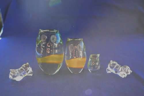 Ngwenya Glass Set of Three Graduated Owls Plus Two Small Glass ornaments