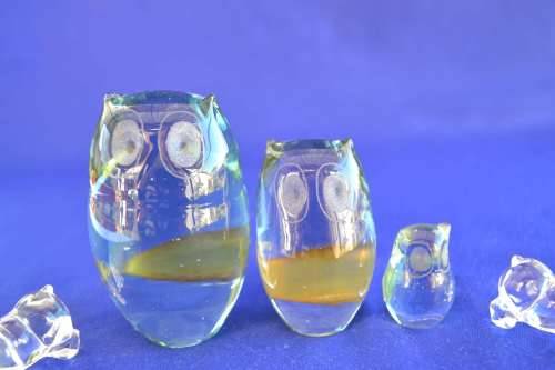 Ngwenya Glass Set of Three Graduated Owls Plus Two Small Glass ornaments