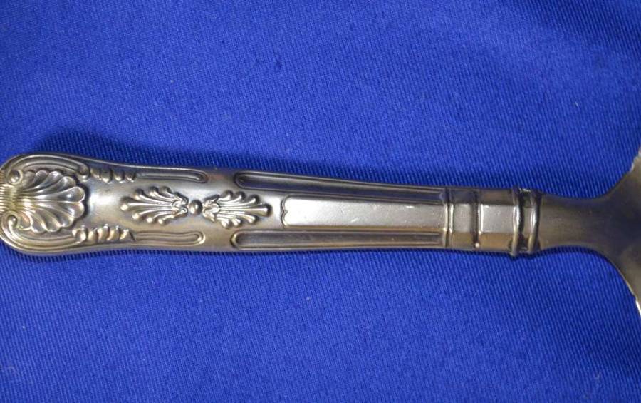 Vintage Mayell Queen Anne  Kings Pattern Cake Lifter