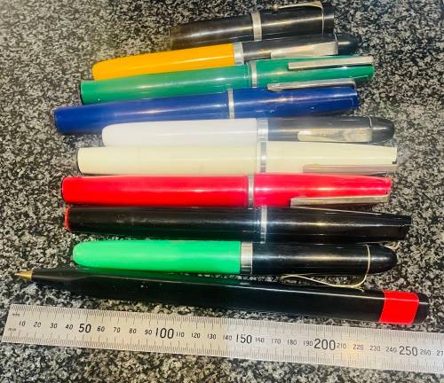 COLLECTION OF OVERSIZED NOVELTY PENS IN AN OVERSIZED PARKER INK CONTAINER