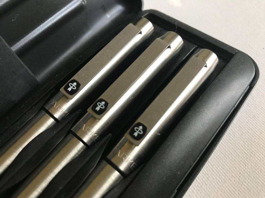 PARKER 25 VINTAGE BRUSHED STEEL FOUNTAIN PEN, BALLPOINT PEN & PENCIL TRIO SET IN BOX