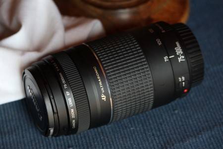 Canon EF 75-300mm f 4.0-5.6 III USM zoom lens