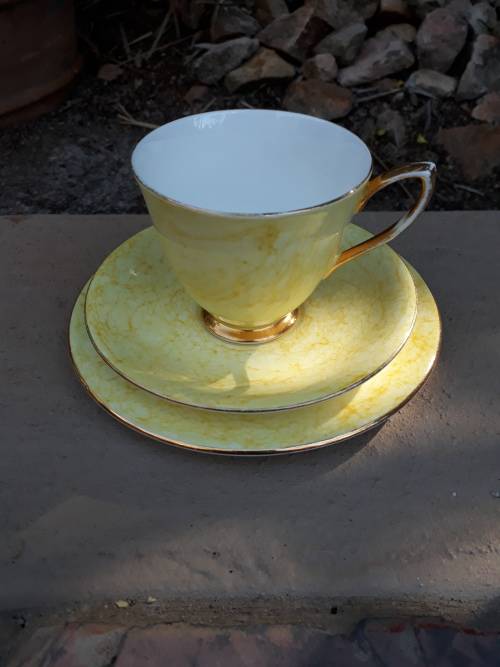 STUNNING VINTAGE 60'S 70'S ROYAL ALBERT "GOSSAMER" LYRIC SHAPE TEA TRIO YELLOW SWIRL/MARBLED