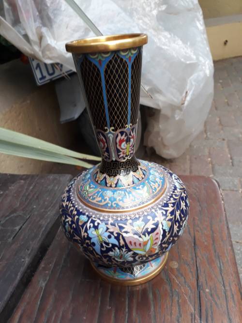 MAGNIFICENT, VERY DETAILED IN VGC ENAMELLED (CLOISONNE) 23.5CM HEIGHT VASE BUTTERLIES FLORAL+++ WOW!