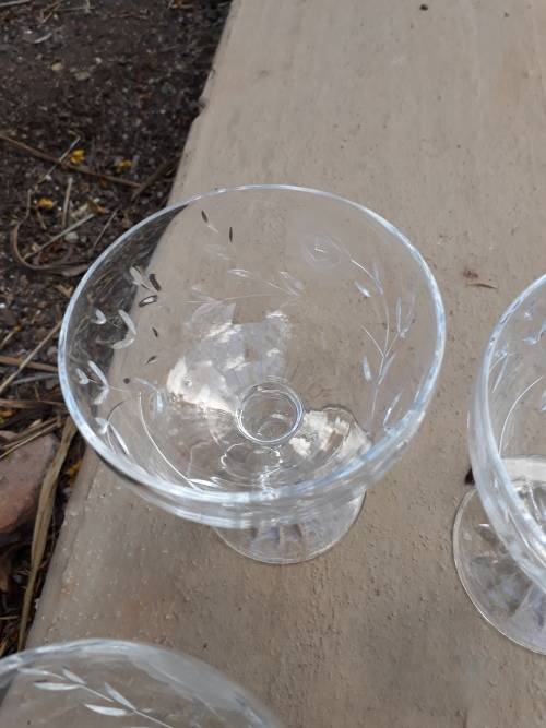 THE WONDERFUL ROSE CUT!!  VINTAGE CRYSTAL CHAMPAGNE STYLE GLASSES X 4 + 2  OR USE AS DESSERT BOWLS!