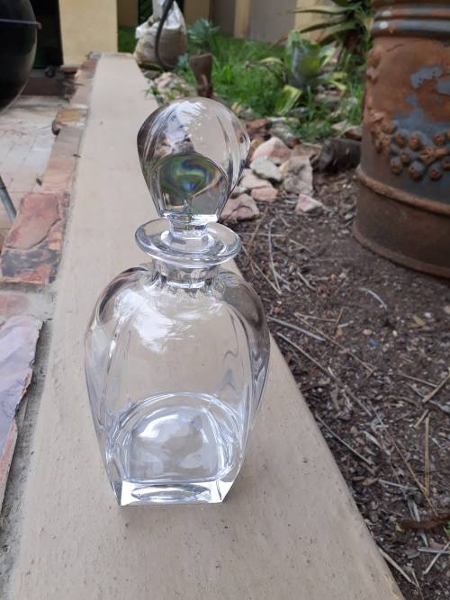 AGE UNKNOWN, BUT A BEAUTIFUL, ELEGANT, STYLISH & MAGNIFICENT CRYSTAL DECANTER. PURE & SIMPLE!!