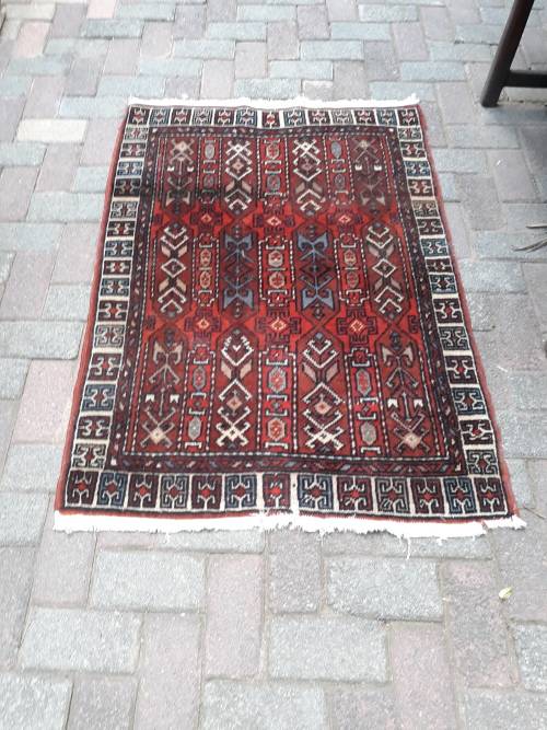 VINTAGE ORIENTAL TURKISH HAND KNOTTED RUG, WITH BROWNS, IVORY & BLUES IN GEOMETRIC PATTERN