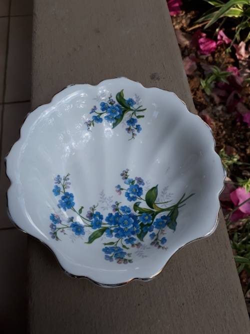 lOVELY ROYAL ALBERT SOMEWHAT SHELL SHAPED PIN DISH FORGET ME NOT