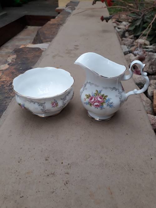 ROYAL ALBERT VINTAGE TRANQUILITY SMALLER SUGAR BOWL (DAMAGED CREAMER THROWN IN)