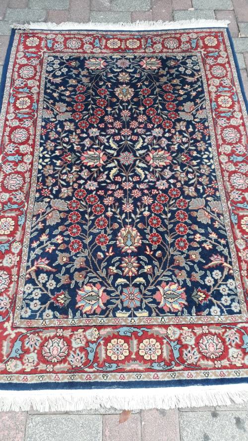 BEAUTIFUL ORIENTAL / PERSIAN STYLE HEREKE FINELY KNOTTED CARPET RUG BLUE REDS LOTUS FLORAL