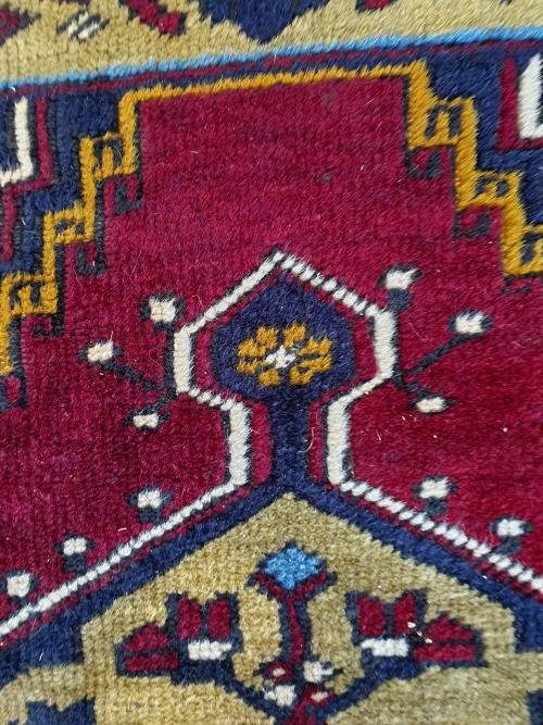 NICE HAND KNOTTED PERSIAN STYLED ORIENTAL CARPET RUG, WITH GEOMETRIC AND HOUSE PATTERN. GREAT TONES