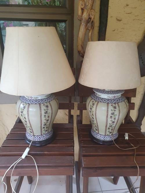 A PAIR OF LARGE ORIENTAL HAND PAINTED GINGER JAR LAMPS ON WOOD BASES FLORAL PLUS  DESIGN