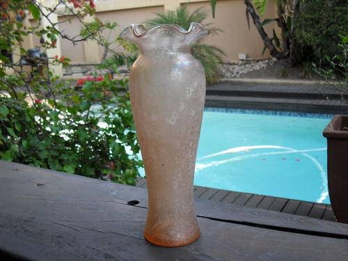 A DELICIOUSLY DELECTABLE VICTORIAN?????? OLD??? TEXTURED GLASS VASE PEACH WITH SCALLOPED TRIM. WOW!