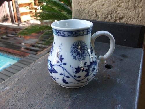 HUTSCHENREUTHER GERMANY 288 BLUE & WHITE FLORAL, LEAVES ETC MUG. BEAUTIFUL SHAPE