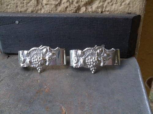 SILVER PLATED PAIR OF SERVIETTE HOLDERS. LOVELY DETAILED GRAPE DESIGN WITH UNUSUAL SHAPE