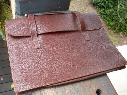 LEATHER CARRY ITEM WITH HANDLES FOR MUSIC SHEETS???