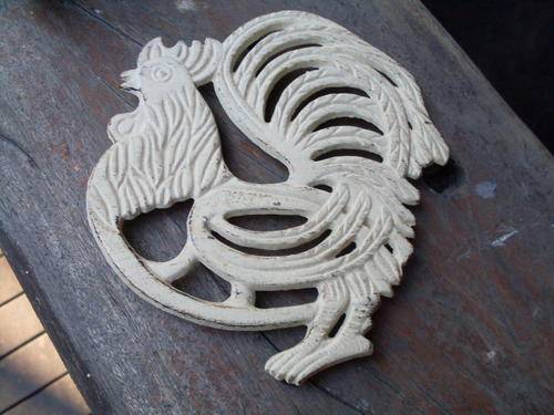 VINTAGE ROOSTER / COCKEREL PAINTED CAST POT STAND OR DISPLAY PIECE.
